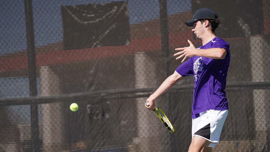 Alex sur les courts de WNMU