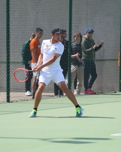 Theo dans sa dernière année de tennis universitaire